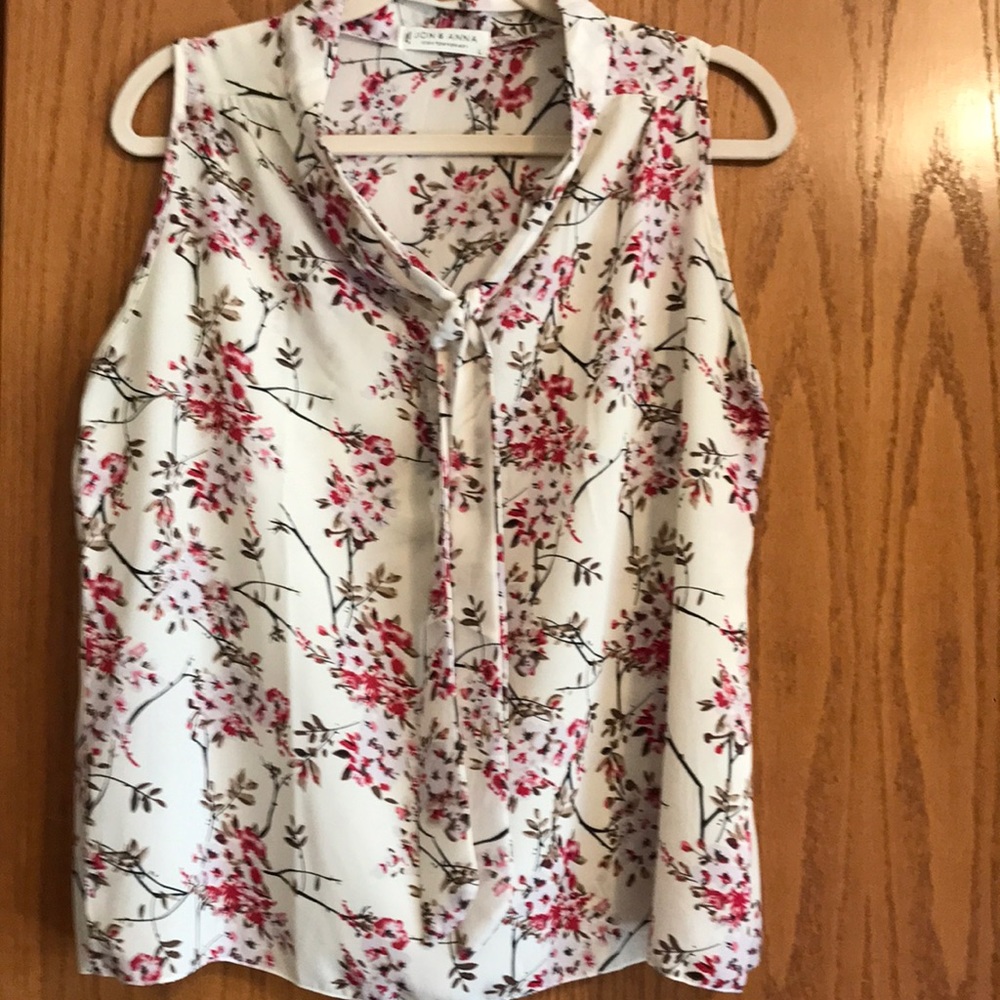 Pretty sleeveless blouse with cheery blossom print
